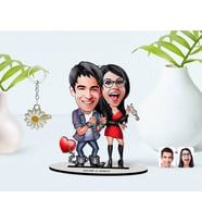 BK Gift Kişiye Özel Sevgililer Karikatürlü 3D Ahşap Biblo ve İsimli Gold Papatya Anahtarlık-1 (Model 1)