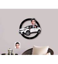 BK Gift Kişiye Özel Plakalı Erkek Peugeot 5008 Karikatürlü Ahşap Duvar Saati-1 (Beyaz)