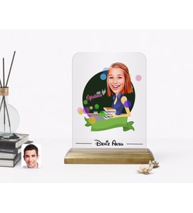 BK Gift Kişiye Özel Kadın En İyi Öğretmen Karikatürlü Ahşap Standlı Çerçeve (Beyaz)