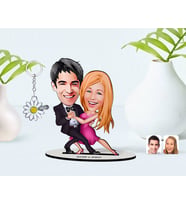 BK Gift Kişiye Özel Sevgililer Karikatürlü 3D Ahşap Biblo ve İsimli Silver Papatya Anahtarlık-13 (Model 1)