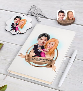 BK Gift Kişiye Özel Yılın En Mükemmel Çifti Karikatürlü Beyaz Defter Kalem ve Anahtarlık Hediye Seti-13 (Model 1)