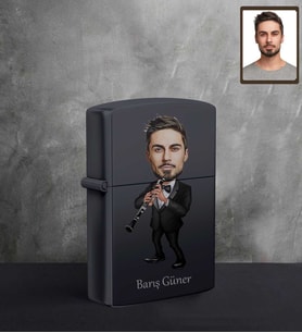 Kişiye Özel Klarnetçi Karikatürlü UV Baskılı Siyah Benzinli Çakmak Bay-1