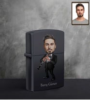 Kişiye Özel Klarnetçi Karikatürlü UV Baskılı Siyah Benzinli Çakmak Bay-1