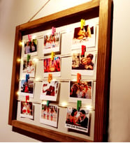 Kişiye Özel 12 Fotoğraflı Led Işıklı İpli Ahşap Fotoğraf Askısı
