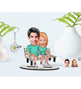 BK Gift Kişiye Özel Sevgililer Karikatürlü 3D Ahşap Biblo ve İsimli Silver Papatya Anahtarlık-55 (Model 1)