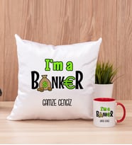 Bankacı Kare Yastık ve Kırmızı Kupa Bardak