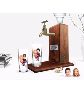 BK Gift Kişiye Özel Renkli Baskılı Sevgililer Karikatürlü İkili Rakı Bardağı ve Ahşap Rakı Standı Hediye Seti-2 (Model 1)