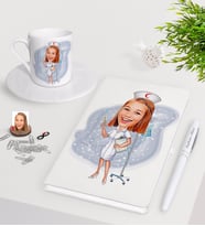 BK Gift Kişiye Özel Hemşire Karikatürlü Beyaz Defter Kalem Türk Kahvesi Fincanı Seti-2 (Model 1)