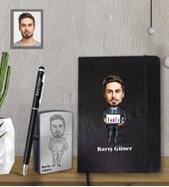 Kişiye Özel Öğretmen Karikatürlü  Siyah Defter Kalem Çakmak Hediye Seti  Bay-9 (Model 1)