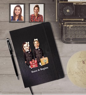 Kişiye Özel Seksenler Siyah Önlük Karikatürlü Siyah Defter Kalem Hediye Seti  Bayan Arkadaş-1