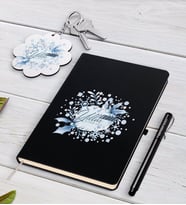BK Gift Kişiye Özel Yılbaşı Mutlu Yıllar Siyah Defter Kalem ve Anahtarlık Hediye Seti-12 (Model 1)