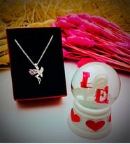 Kalp Detaylı Eros KOLYE & LOVE KAR KÜRESİ