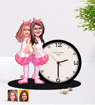 BK Gift Kişiye Özel Kız Kardeşler Karikatürlü Ahşap Biblo Masa Saati-3 (Beyaz)