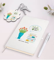 BK Gift Kişiye Özel Öğretmenler Gününüz Kutlu Olsun Beyaz Defter Kalem ve Anahtarlık Hediye Seti-3 (Model 1)