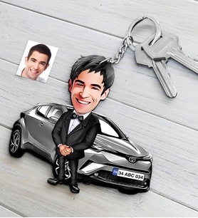 BK Gift Kişiye Özel Bay Toyota C-HR Figürlü Plakalı Ahşap Karikatür Anahtarlık-3 (Beyaz)