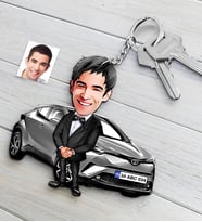 BK Gift Kişiye Özel Bay Toyota C-HR Figürlü Plakalı Ahşap Karikatür Anahtarlık-3 (Beyaz)