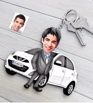BK Gift Kişiye Özel Bay Nissan Micra Figürlü Plakalı Ahşap Karikatür Anahtarlık (Beyaz)