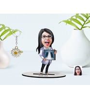 BK Gift Kişiye Özel Kadın Radyolojist Karikatürlü 3D Ahşap Biblo ve İsimli Gold Papatya Anahtarlık-1 (Model 1)