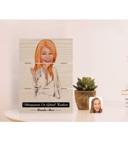 BK Gift Kişiye Özel Dünyanın En Güzel Kadını Karikatürlü Otantik Masaüstü Ahşap Palet Çerçeve-20 (Beyaz)