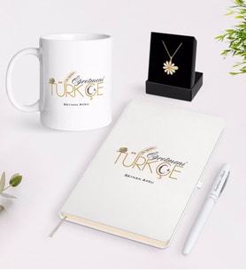 BK Gift Kişiye Özel Türkçe Öğretmeni Beyaz Kupa Defter Kalem ve İsimli Papatya Kolye Hediye Seti (Model 1)