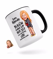 BK Gift Kişiye Özel Kadın Her Şey Yolundaymış Gibi Karikatürlü Siyah Kupa Bardak-1