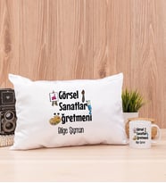 Görsel Sanatlar Öğretmeni Dikdörtgen Yastık ve Beyaz Kupa Bardak