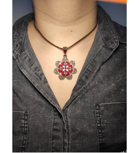 Motif İşlemeli Kanaviçe Kolye