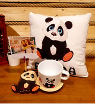 Kişiye Özel Masum Panda 3D Figürlü Kupa Ve Puf Yastık Arkadaşa Hediye