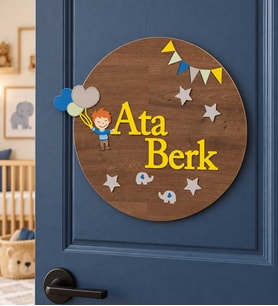 Gifties Ahşap Desenli Kalp Tutan Çocuk Temalı Kişiye Özel Kapı Süsü