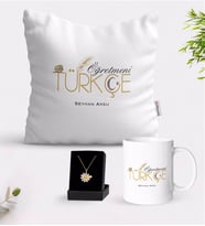 BK Gift Kişiye Özel Türkçe Öğretmeni Beyaz Kupa Yastık ve İsimli Papatya Kolye Hediye Seti (Model 1)