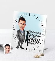 BK Gift Kişiye Özel Bay Kolay Yetişmiyor Karikatürlü Masaüstü Kare Cam Saat - 1 (Beyaz)