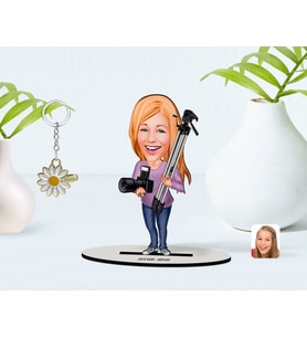 BK Gift Kişiye Özel Kadın Profesyonel Fotoğrafçı Karikatürlü 3D Ahşap Biblo ve İsimli Gold Papatya Anahtarlık-1 (Model 1)
