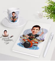 BK Gift Kişiye Özel Erkek Baterist Karikatürlü Beyaz Defter Kalem Türk Kahvesi Fincanı Seti (Model 1)