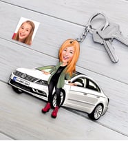 BK Gift Kişiye Özel Bayan Volkswagen Passat Figürlü Plakalı Ahşap Karikatür Anahtarlık (Beyaz)