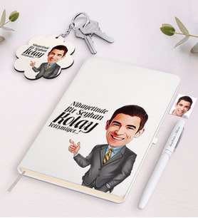 BK Gift Kişiye Özel Erkek Kolay Yetişmiyor Karikatürlü Beyaz Defter Kalem ve Anahtarlık Hediye Seti-2 (Model 1)