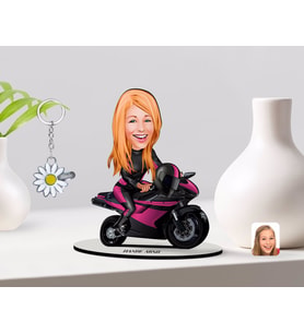 BK Gift Kişiye Özel Kadın Motorcu Karikatürlü 3D Ahşap Biblo ve İsimli Silver Papatya Anahtarlık (Model 1)