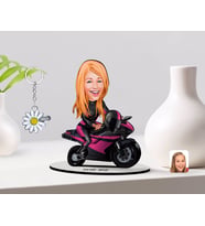 BK Gift Kişiye Özel Kadın Motorcu Karikatürlü 3D Ahşap Biblo ve İsimli Silver Papatya Anahtarlık (Model 1)
