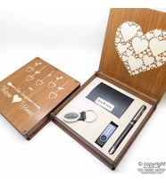 Wings AS106 İsme Özel Ahşap Kutulu Multi Hediyelik Set  Hepsi İsme Özel Kartvizitlik + Usb Bellek + Kalem + Anahtarlık