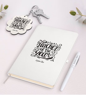 BK Gift Kişiye Özel Yılın Öğretmeni Beyaz Defter Kalem ve Anahtarlık Hediye Seti (Model 1)