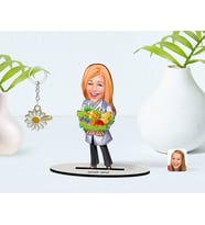 BK Gift Kişiye Özel Kadın Diyetisyen Karikatürlü 3D Ahşap Biblo ve İsimli Gold Papatya Anahtarlık-1 (Model 1)