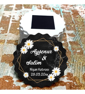 Magnet Hediyelik - Gelin - Damat Papatyalı Siyah Mermer Tasarım Nişan, Nikah, Düğün, Kına, Söz Hatırası Magnetler