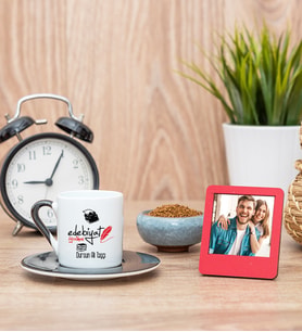 Edebiyat Öğretmeni Siyah Kahve Fincanı ve Kırmızı Fotoğraf Çerçevesi