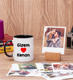 Sevgililere Özel İsim Yazılı Siyah Kupa Bardak ve Ahşap Standlı Polaroid Set