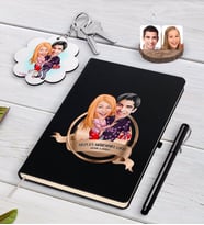 BK Gift Kişiye Özel Yılın En Mükemmel Çifti Karikatürlü Siyah Defter Kalem ve Anahtarlık Hediye Seti-2 (Model 1)