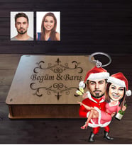 Kişiye Özel Yılbaşı Sevgili Karikatürlü Ahşap Anahtarlık Kutulu Model-2