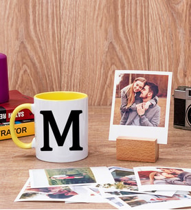 Baş Harfli Sarı Kupa Bardak ve Ahşap Standlı Polaroid Set
