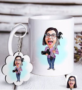 BK Gift Kişiye Özel Bayan Profesyonel Fotoğrafçı Karikatürlü Beyaz Kupa ve Anahtarlık Hediye Seti-1 (Model 1)