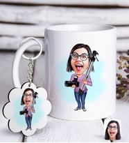 BK Gift Kişiye Özel Bayan Profesyonel Fotoğrafçı Karikatürlü Beyaz Kupa ve Anahtarlık Hediye Seti-1 (Model 1)