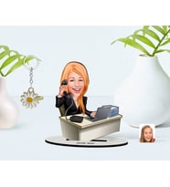 BK Gift Kişiye Özel Kadın Asistan Karikatürlü 3D Ahşap Biblo ve İsimli Gold Papatya Anahtarlık-1 (Model 1)