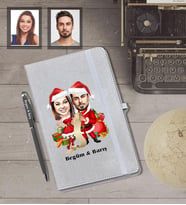 Kişiye Özel Yılbaşı Sevgili Karikatürlü Gri Defter Kalem Hediye Seti Model-3